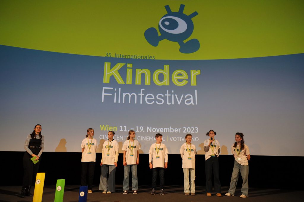 Moderatorin Nina Eisterer und die Kinderjury